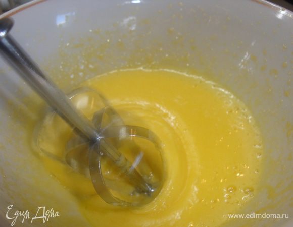 Взбить 2 яйца с 70 г сахара, чтобы масса увеличилась в объёме в 2-3 раза.
