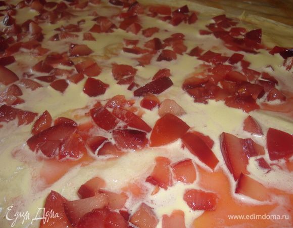 Распределить по поверхности лавашей сливовую начинку.