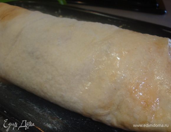 Свернуть лаваши в рулет, заворачивая края во внутрь. Отправить штрудель в разогретую до 180 градусов духовку на 20-25 минут.