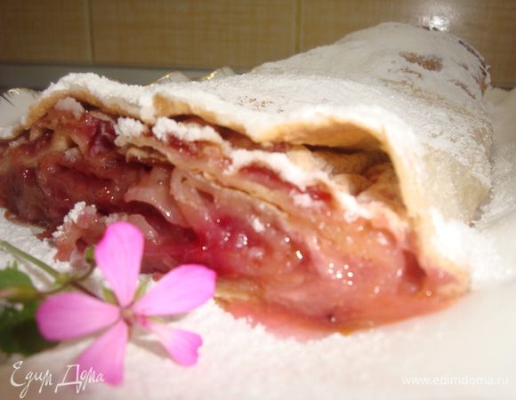 Достать из духовки, дать остыть и посыпать сахарной пудрой.