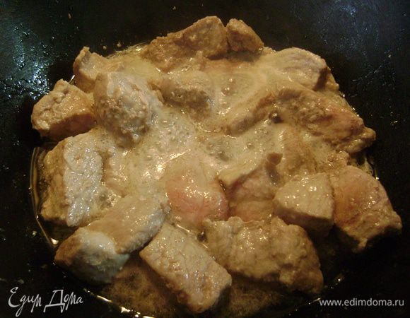 Подогреть масло в большой огнеупорной форме и обжарить свинину, нарезанную средними кусочками, 10-15 мин. Вынуть на тарелку и отложить.
