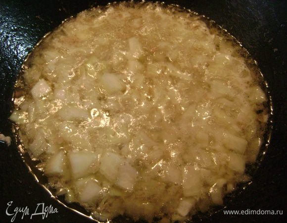 Обжарить лук, нарезанный мелким кубиком, и чеснок, мелко порубленный.