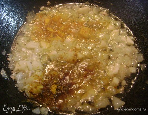 Затем добавить туда карри и куркуму.. Готовить 1-2 мин, затем вынуть на тарелку и отложить.