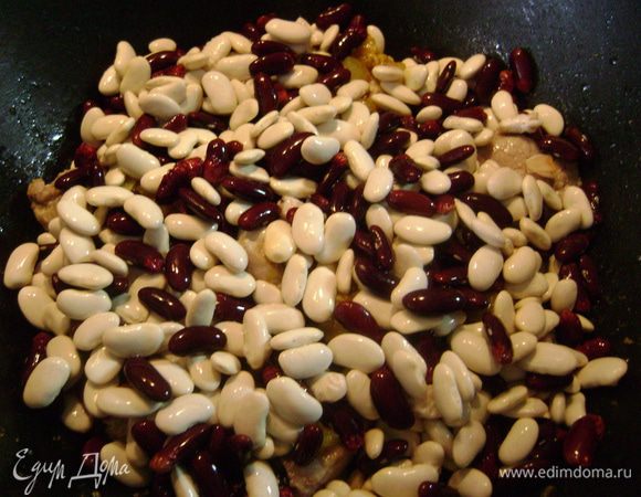 Положить в форму свинину, на неё выложить луковую смесь, а сверху высыпать фасоль (её желательно замочить на ночь).