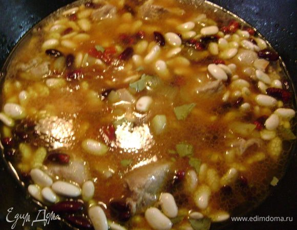 Смешать уксус, бульон (воду), томатное пюре и вылить смесь на свинину и фасоль (вся фасоль должна быть покрыта соусом). Довести до кипения, убавить огонь и тушить на маленьком огне 2,5-3 часа (время зависит от размера и сорта фасоли). При необходимости доливать бульон (воду), чтобы фасоль всегда была покрыта соусом.