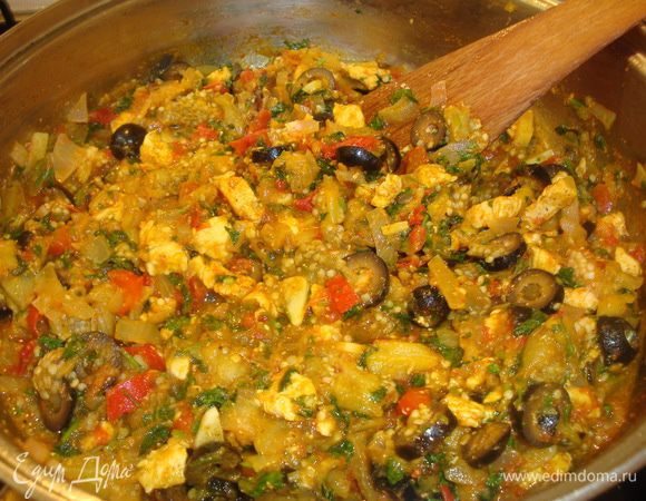 Обжарить на масле мясо, лук, помидор, мякоть баклажан, оливки, со всеми специями и зеленью. 