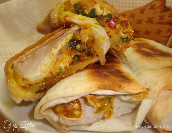 А теперь обещенный бонус :) У меня осталось немного начинки, я её завернула в лаваши и поджарила до румянной корочки. Без лавашиков уже никуда)))) Всем приятного аппетита!!!!!!