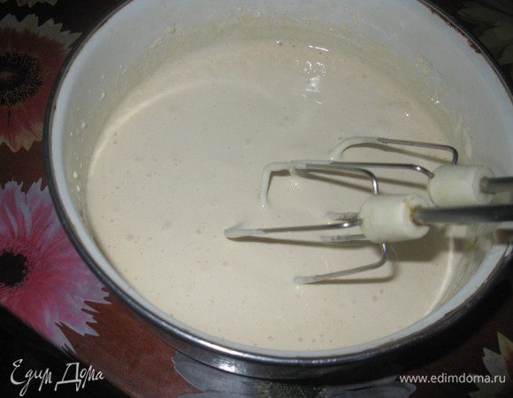 Для бисквита белки отделяем от желтков. В желтки добавляем сахар и ванильный сахар, взбиваем в пышную массу, не переставая взбивать, добавить 1,5 ст. ложки горячей воды. Масса должна посветлеть,увеличиться в 2-3 раза, сахар должен раствориться.