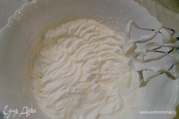 Приготовить крем: все ингредиенты взбить миксером... сначала желтки с сахаром, затем добавить сыр и сок лимона