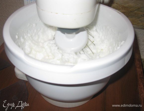 Белки взбить с щепоткой соли до стойких пиков