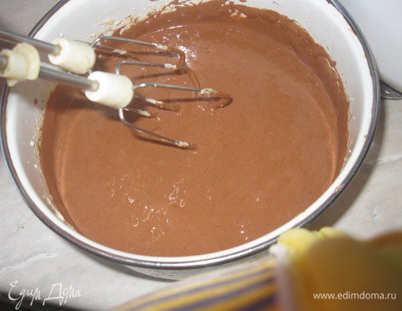 Ввести теплый шоколад в желтковую массу ( шоколад можно заменить на какао - 3-4 ст.л.)