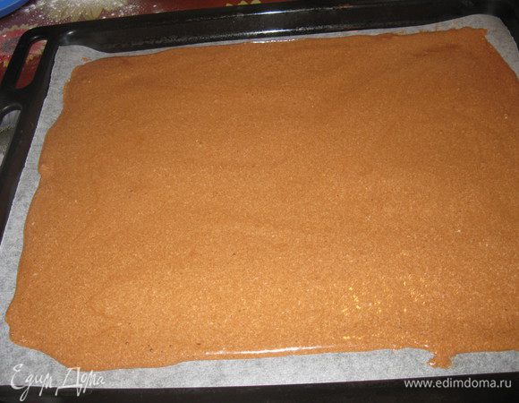 Первую часть выкладываем на протвень, застеленный пергаментом, разравниваем и отправляем в духовку на 10-15 мин. (не пересушите!)