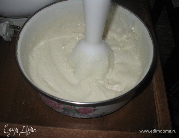 Для крема взбить в блендере творог,сахар, ванильный сахар (у кого нет блендера, рекомендую покупать мягкий творог кремовой консистенции). Желатин залить 6-ю стол.ложками холодной воды на 10-15 мин, распустить желатин на водяной бане или в микроволновке. ввести в творожную массу, тщательно перемешивая. Поставить в холодильник.