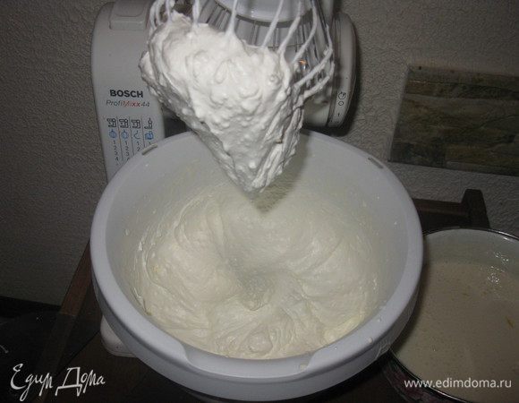 Сливки взбить. Как только творожная масса начнет застывать, ввести в сливки, еще раз взбить. 