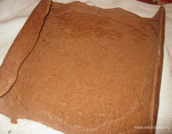 Коржи развернуть, пропитать каким-нибудь сиропом (у меня малина, перетертая с сахаром и разведенная водой)