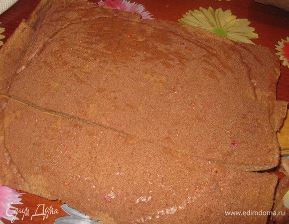 Каждый корж разрезать на 3 горизонтальные полосы