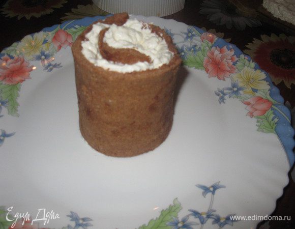 Начинаем заворачивать каждую полоску в рулет, присоединяя концу предыдущей полосы. Стараемся заворачивать потуже, чтобы полосы не разворачивались, и не образовывались просветы в креме.