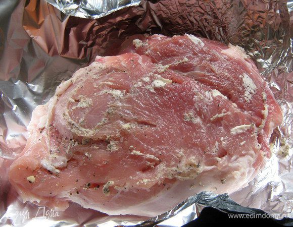 Кусок мякоти сполоснуть, обсушить и, сделав острым ножом небольшие разрезы-карманы, равномерно нашпиговать пластинками чеснока и твердого сыра. Слегка посолить и поперчить.
Разместить мясо на противне, обмазать размягченным сливочным маслом.