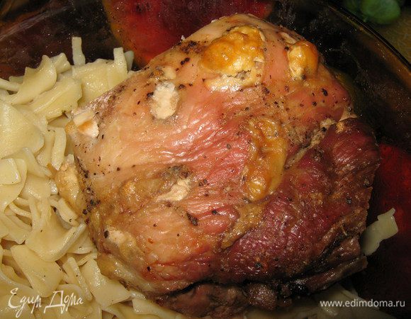 Поставить сначала в сильно разогретую духовку, на 10 минут. Затем огонь убавить до 180С и запекать до готовности, периодически поливая маслом и мясным соком. Я запекала 1 час.