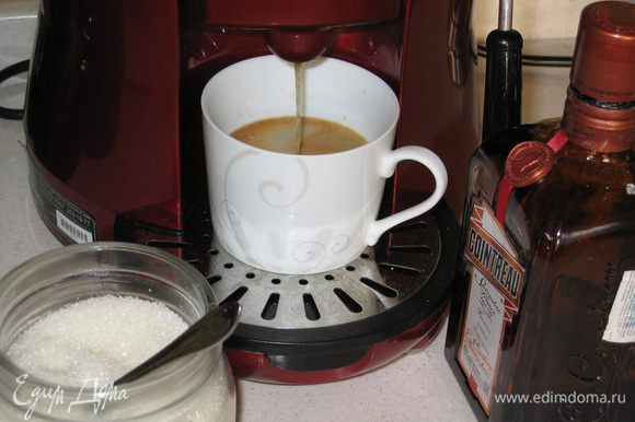 Сварить крепкий кофе, добавить сахар и ликер...все перемешать и перелить в суповую тарелку