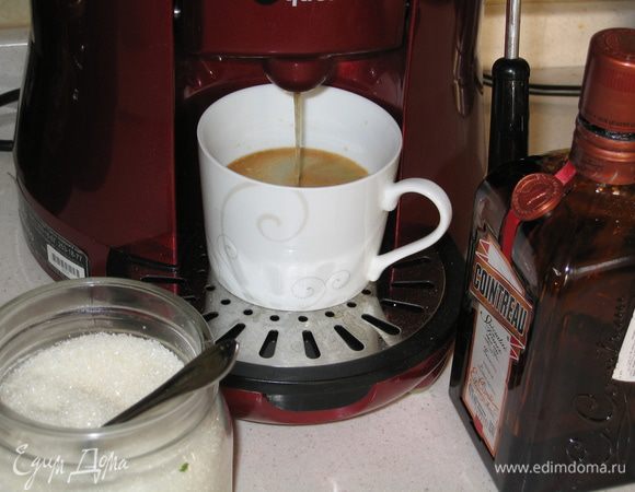 Сварить крепкий кофе, добавить сахар и ликер...все перемешать и перелить в  суповую тарелку