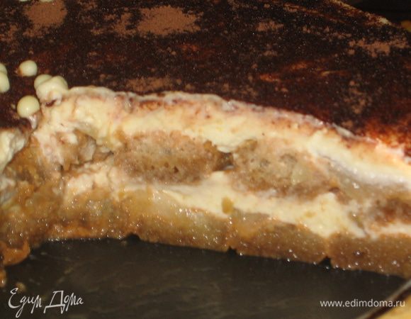 Дынный торт-тирамису готов. После охлаждения его легко разрезать на порции, он хорошо держит форму. Внутри он очень сочный, благодаря дыне. Угощайтесь и получайте наслаждение!