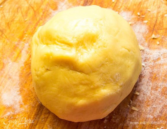 Выложить на притушенную мукой поверхность и сформировать из теста шар.