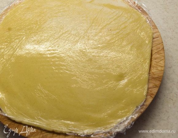Положить тесто между 2 слоя пищевой пленки и раскатать тесто в слой 0,3 cм размером немного больше чем форма. Убрать в холодильник на 30 минут. 