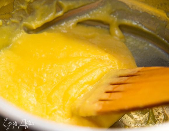 3. Заварной крем: В сотейник вылейте сгущенное молоко. Добавьте простое молоко, желтки, крахмал и перемешайте до полного растворения. Поставьте кастрюлю на умеренный огонь и, непрерывно мешая, варите крем до тех пор, пока он не загустеет. Готовый крем снимите с плиты, добавьте ванилин и сливочное масло. Перемешайте и остудите.