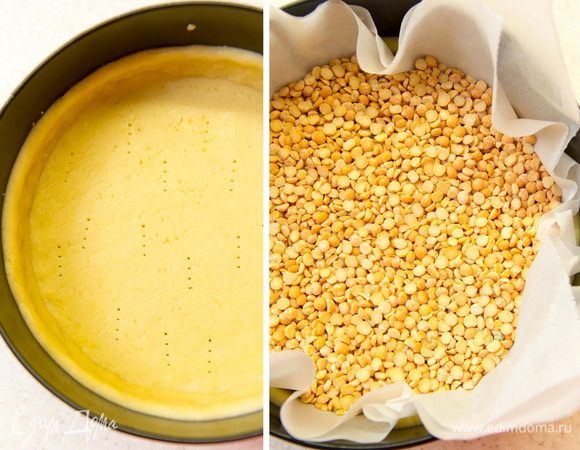 4. Распределите тесто по форме сформировав бортик около 2,5 см, излишки срежьте. Поставьте в холодильник еще на 30-60 минут. Разогрейте духовку до 170 С. Достаньте формы, наколите тесто вилкой и поверх него положите груз, чтобы оно не деформировалось при выпекании. Выпекайте песочную основу 15 минут. Затем снимите груз и продолжайте выпекать — 10 минут.