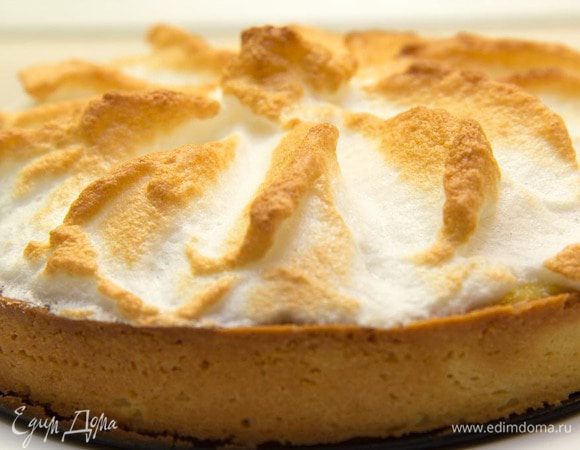 6. Выложите в остывшую основу пюре из груш, аккуратно сверху заварной крем, а поверх крема меренгу. Собранный тарт поставьте в заранее разогретую духовку до 200 С на 10-15 минут или до тех пор, пока поверхность не станет золотисто-коричневой. вынимаем из духовки и охлаждаем тарт в холодильнике, лучше его оставить там на ночь.