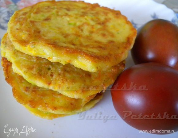 Хочу рассказать вам три варианта. Один со сметаной, морковью и манкой. Второй без сметаны, с обычной мукой, третий с гречневой мукой. 