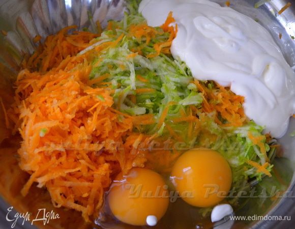 Первый вариант. Натереть кабачок и морковь на морковной терке, добавить яйца, сметану и в сметану соду (она в ней погасится), перемешать. НЕ СОЛИТЬ, иначе кабачок начнет давать лишний сок. Захотите посолить - посолите после жарки. Даем постоять пару минут. 