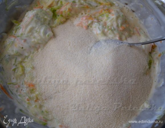 Всыпать манную крупу и перемешать. Оставить на минут 15-20. Что дает манка? Она вбирает жидкость. Манки нужно меньше чем муки. С мукой тесто будет жидким при таком же количестве. 