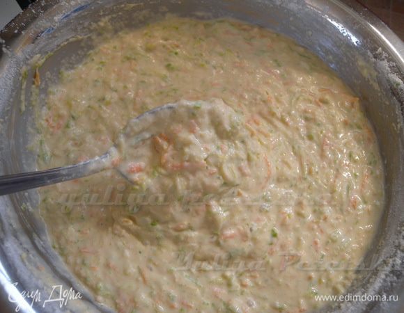 Итак, как тесто постояло, проверяем консистенцию. Иногда (зависит от сочности кабачка) можно добавить 1 ст. л. муки. Или крахмала, что лучше. Тесто получается как густая сметана, но не тугое а воздушное из-за реакции соды. 