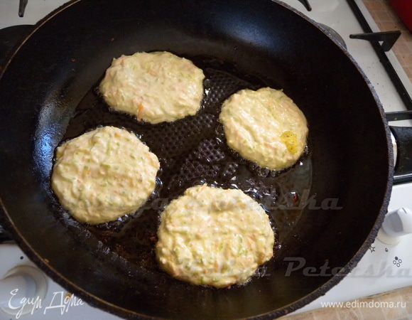 Смазать сковороду растительным маслом (минимум) и жарим блинчики. Тесто выливаем ложкой и разравниваем около 8 мм толщиной. Жарим на большом огне. Перед каждой партией добавляем на сковородку минимум масла. 