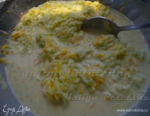 Вариант с обычной мукой (или мука + картофельный крахмал в равных частях)  и без сметаны. Меньше люблю этот вариант, но бывает нет в доме сметаны и манки (хотя такое бывает редко). Натереть кабачок на терку. Добавить яйца и перемешать. Опять же не солить иначе уйдет больше муки в тесто. Можно добавить 1 ч. л. разрыхлителя.  Очень напоминают не блинчики а дыруны (из картофеля).