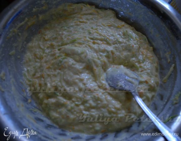 Добавляем обычную муку и даем постоять 10 минут. Перемешать. Проверить консистенцию и возможно добавить еще муки. Тесто как сметана по густоте.  Но на фото видно  как жидкость немного отделяется. Такое тесто нужно перемешивать при каждой новой жаркой партии. 