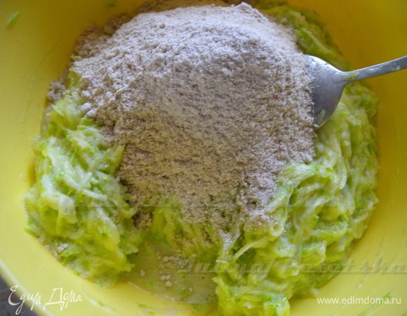 Потереть кабачок, не солить. Добавить яйца, перемешать. Всыпать муку (кукурузная и гречневая в равных количествах) и немного разрыхлителя или соды (погасить). Так же в тесто можно добавить уже поджаренный лук или грибы. 