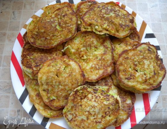 Из-за гречневой муки цвет блинчиков получается соответственным. Нет гречневой муки? Отправляем горсть крупы в кофемолку и готово!