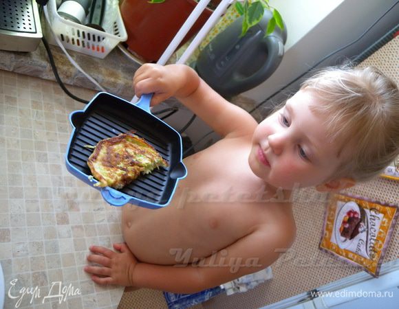 И еще скажу. Забежала ко мне подгуга после работы, голодная. А я как раз блинчиков нажарила как в первом варианте. Говорю, будешь кушать? А она мне: А что у тебя есть? - Кабачковые блинчики. Ну она сразу: "фе, я такие не ем, мне не нравятся, я не люблю, они такие жирные и т д.". Оказывается, ее мама жарит так же, как моя свекровь. Я ее еле уговорила попробовать мои. Так до чего дошло: она тут же записала рецепт и целую неделю подряд (честно) у  себя дома жарила ТАКИЕ вот блинчики. Попробуйте и вы! Смачного!!!