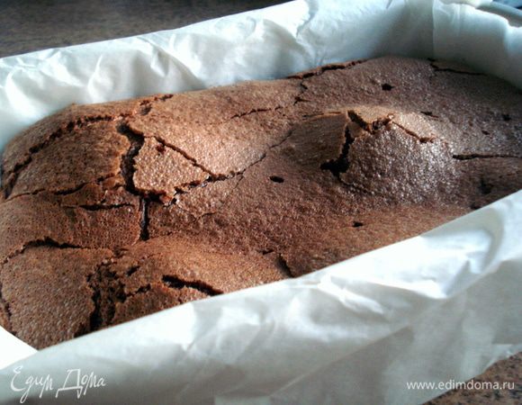 Выпекайте пирог в духовке примерно в течение 30 минут. Проверка готовности - зубочисткой. Вытащите пирог из духовки. Остудите. Он опадет!