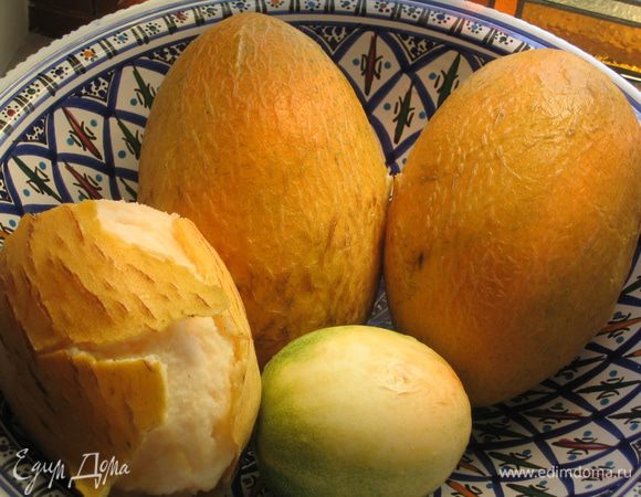 Вот такие красивые дыньки я сегодня срезала...одна уже лопнула, но внутри она свежая и на джем в самый раз