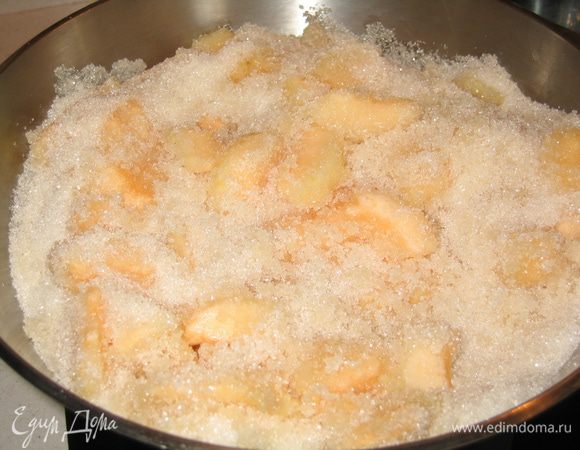 Засыпать дыню сахарным песком 