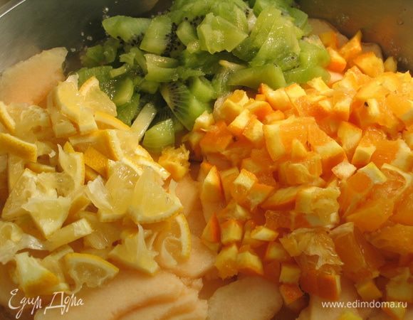В это время нарезать достаточно мелко апельсин, лимон и киви. При этом предварительно почистить киви, а вот апельсин и лимон чистить не надо, а только убрать зернышки. Добавить фрукты к дыне 