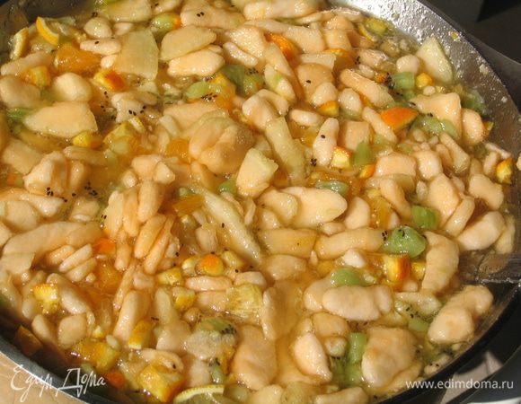 Необходимо периодически перемешивать для растворения сахара. Затем поставить варить, помешивая, чтобы сахар не подгорел. Воду добавлять не надо! Дыня дает очень много сока. Как только закипит, надо убавить огонь до самого медленного и уваривать фрукты 4 часа. Наберитесь терпения и регулярно помешивайте