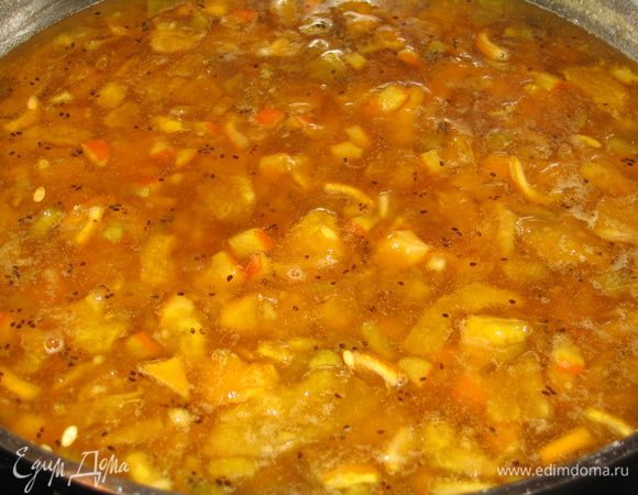 Как только джем уварился (после 4-х часов) разлить его по банкам и плотно их закрутить. Пусть Вас не смущает, что джем жидковат. После полного остывания и дальнейшего хранения он хорошо загустеет. Если Вы хотите сразу быстрый результат, тогда поставьте его в холодильник и уже на следующий день он станет густым