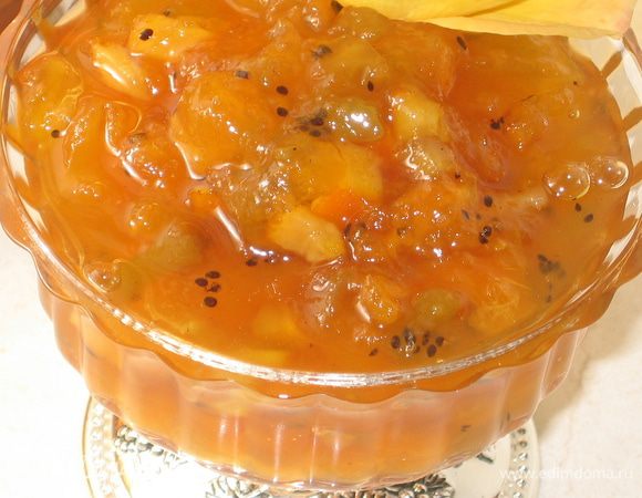 Джем "Позднее лето" готов: золотисто-янтарный, ароматный и очень вкусный! Дыня и киви почти полностью растворились, а кусочки апельсина и лимона придают ему некую пикантность. Угощайтесь и наслаждайтесь!