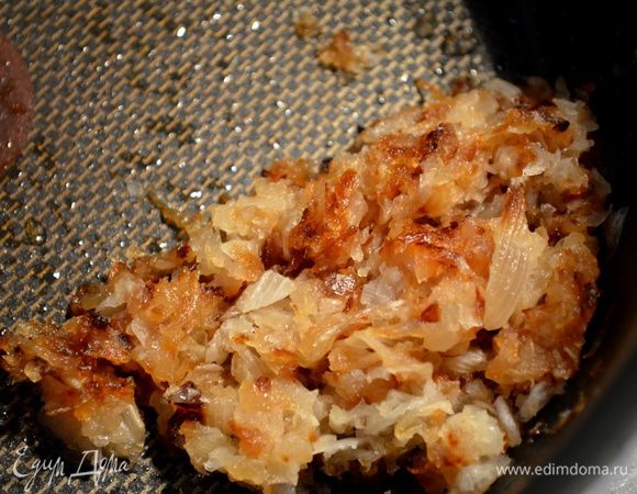 Разогреть сковороду,добавить 2 стол.л олив.масло и 1стак. репчат. лука. Убавить огонь и готовить лук до золотис.коричневого или золотистого цвета примерно 35мин. Затем отставить в сторону. Можно лук приготовить заранее.