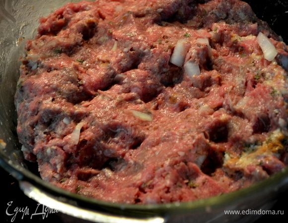 Вымочим хлеб в молоке. Смешаем. Выложим в большое блюдо,смешаем с 1/3 стак.лука, затем фарш, чеснок, яйцо, петрушку, 2 ч.л вуштер.соус, 2 ч.л соль, 1/4 ч.л перец. Хорошенько все смешаем, помогаем руками.